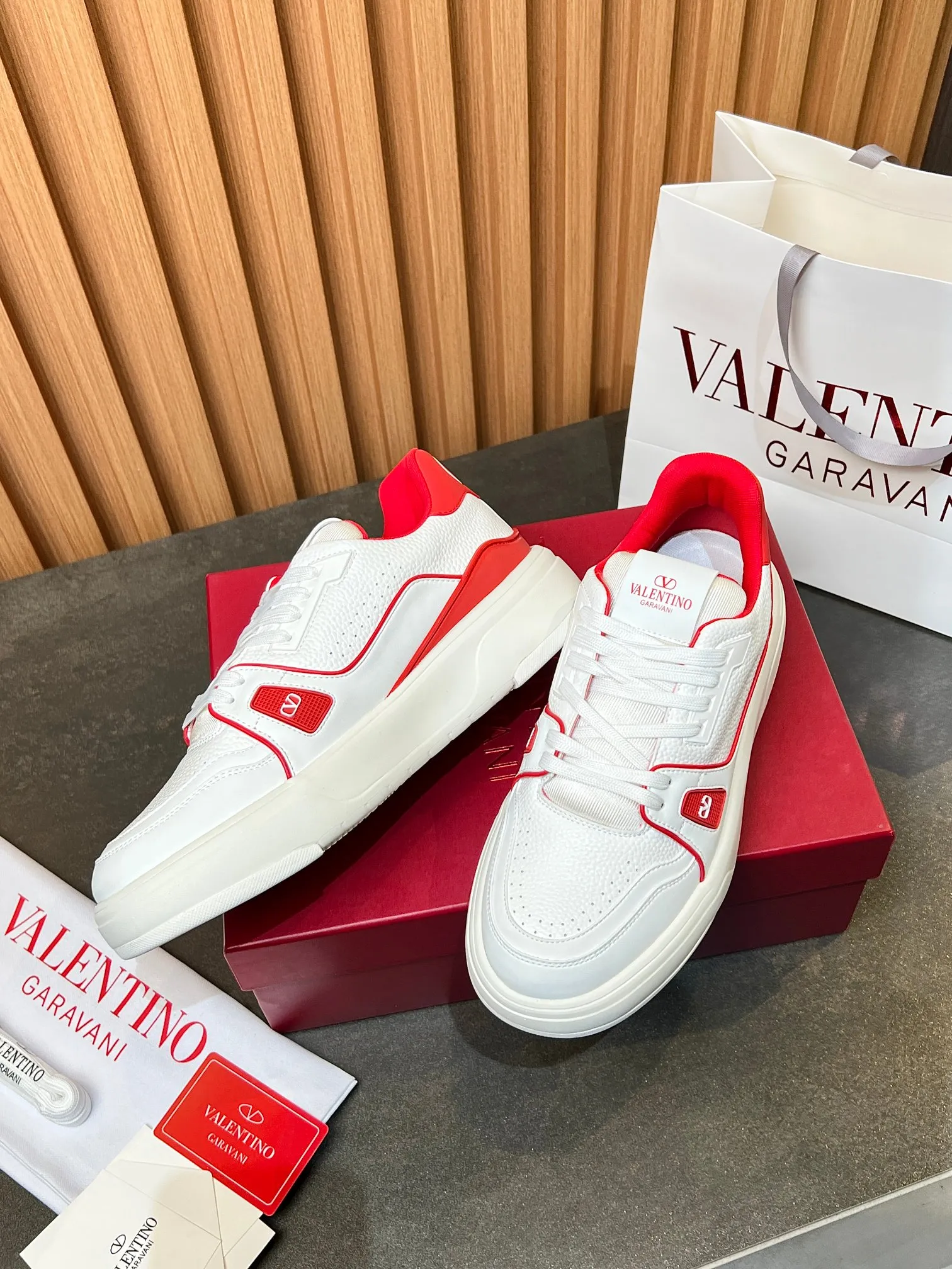 👟👟Ex-factory price 680👟👟 𝑽𝒂𝒍𝒆𝒏𝒕𝒊𝒏𝒐Valentino 𝑶𝒏𝒆𝑺𝒕𝒖𝒅 Couple's sneaker series Valentino 2025 latest couple's sneakers same style for celebrities Hot sale. The original ZP was purchased and dismantled. Repeated printing and modification. Trying to restore the original version 1:1! Top luxury masterpiece, soft and comfortable, combining fashion and leisure, bringing excellent and elegant texture and excellent on-foot comfort. Top purchasing version upper: imported calfskin surface/original oil edge craftsmanship. Lining: water-dyed cowhide lining. Outsole: original development 𝐓𝐏𝐔 two-color combination outsole. Packaging: original configuration complete package. Code number: 34-44